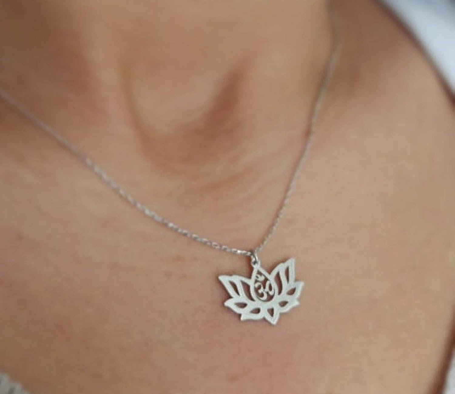El Regalo Yoga Lotus Flower Necklace with Om Symbol | Yoga Meditation Spiritual Lotus Om Necklace for Her