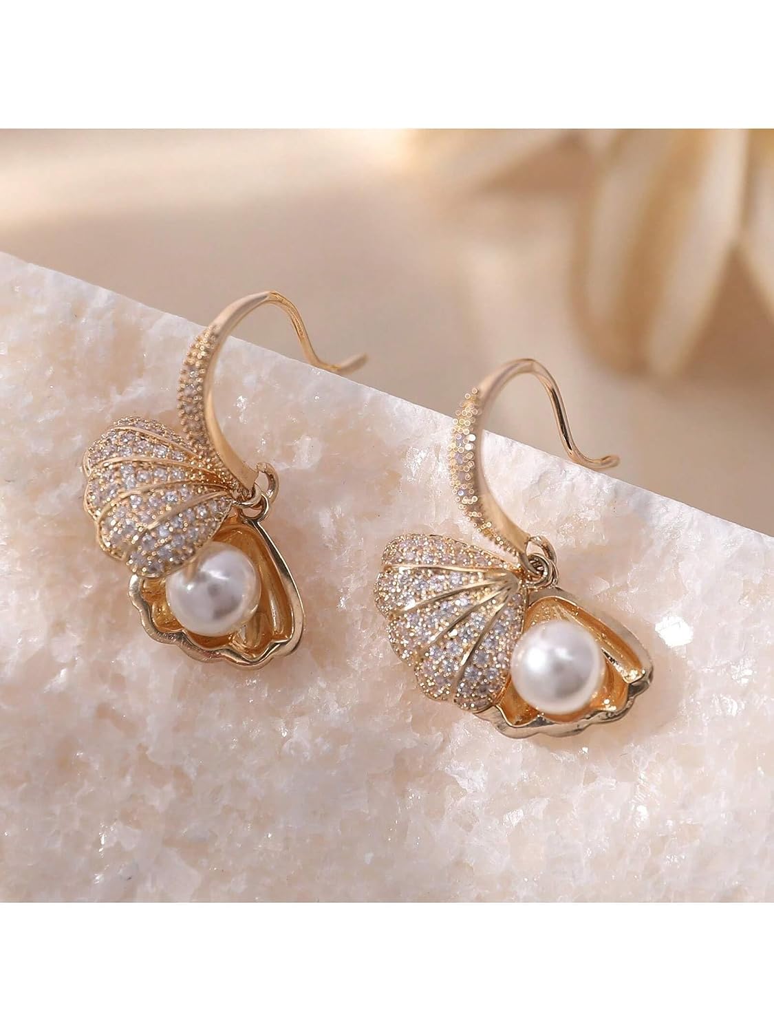 El Regalo Pearl Shell-Shaped Earrings - Fashionable Cute Inlaid Cubic Zirconia Pearls Shell Hook Earrings for Girls & Women, Elegant Sea-Inspired Design