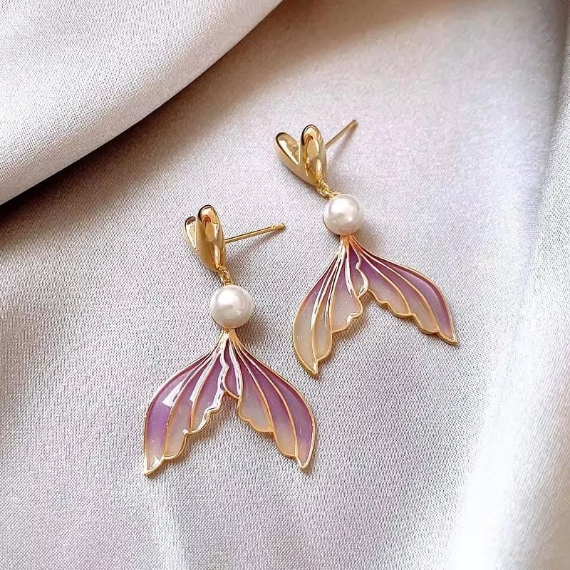 El Regalo Women's & Girl's Chic Gradient Fishtail Pearl Dangle Earrings- Iridescent Cascading Pearls | Trendy Mermaid-Core Design