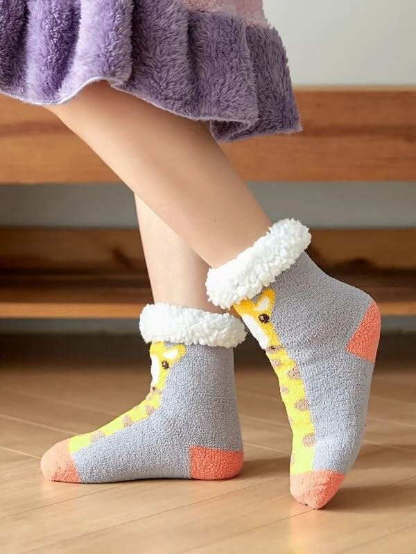 El Regalo 1 Pair Thermal Fluffy Socks for Kids- Girls/Boys - Soft Warm Fleece Lining Knitting Non-Slip Winter Slipper Socks - Christmas Santa, Heart & Giraffe (Giraffe Slipper Socks, 3-6 Years)
