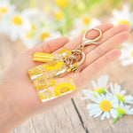 El Regalo Personalized Name Initials Natural Flowers & Bee Charm Keychain - Custom Letter Keyring with Daisy Flower & Honey Bee Pendant, Purse, Bag, Backpack Accessory (Letter M)
